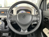 握りやすいステアリングは、運転の疲れを軽減します。操作性にも優れており、スムーズなドライビングをサポートします。