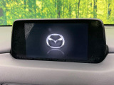 【マツダコネクトナビ】車内の雰囲気にマッチした一体型タイプのナビ。各種車輌設定やBluetooth再生等、様々な機能が楽しめます。直感的なダイヤル操作が可能で、使い勝手も良好です。