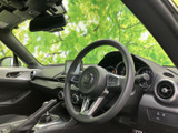ドライバーシートに座ると、包み込まれるような座り心地。操作系の配置も最適で、運転に集中できます。快適なドライブをお約束します。