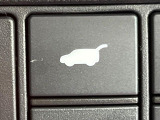 【パワーバックドア】スマートキーや運転席のボタンを押すだけでリアゲートが自動で開閉します!荷物を持っている時や、高い位置にあるバックドアを閉める際に便利な機能です♪