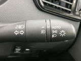 操作しやすい位置に配置されたウインカーレバーは、スムーズな車線変更をサポートします。直感的な操作感で、安全運転に貢献します。