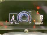 視認性の高いメーターで、運転に必要な情報を分かりやすく表示します。運転に集中できる、シンプルで機能的なデザインです。
