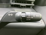 操作しやすい位置に配置されたウインカーレバー。直感的に操作でき、安全な車線変更をサポートします。