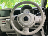 握りやすいステアリングで、正確な操作をサポート。運転の楽しさを高め、快適なドライブを演出します。上質な素材感も魅力です。