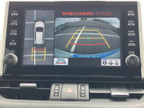 後方状況を鮮明に映し出し、狭い道や駐車場での運転をサポート。駐車時の安全性を高める便利な機能です。
