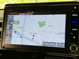 見やすい地図表示で、目的地までスムーズに案内。渋滞情報もリアルタイムで確認でき、効率的なルート選択をサポートします。