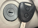 【キーレス】少し離れた場所からでもボタン一つでドアの開錠・施錠ができるのでとっても便利!ドアの鍵穴周りに傷をつけることもありません♪