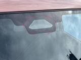 デュアルセンサーブレーキサポートII フロントガラス上部にあるセンサー部です。単眼カメラとレーダーで車両前方の状況を検知し各種制御を行います。衝突被害軽減ブレーキ・誤発進抑制機能 等