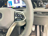 マルチファンクションスイッチつきの本革巻きステアリングは、より安全な長時間ドライブをサポートします。