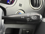 【オートライト(AUTO)】外の明るさをシステムが感知して、自動でヘッドライトが点灯します。ヘッドライトをつけ忘れを防ぐ便利機能です。