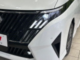 【LEDヘッドライト】悪天候や夜間走行時も良好な視界を確保し安心して運転できる高輝度LEDヘッドライトを装備!点灯速度が早く、消費電力も抑えられています。