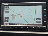 7インチ純正メモリーナビ(VXM-215Ci)を装着しています。目的地設定やルート案内もスムーズに行えます。
