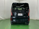 後席の窓には外から車内が見えにくくなるプライバシーガラスを採用。周りを気にせずリラックスして過ごせます