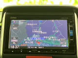 鮮明な地図表示で、初めての道でも安心。周辺施設の情報もひと目で確認でき、スムーズな移動をサポートします。ドライブの頼れる相棒です。