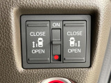 【両側パワースライドドア】スマートキーや運転席のスイッチで後席両側スライドドアの開閉が可能♪電動だから力を入れてドアを開ける必要が無く、小さなお子様でも簡単に開け閉めでき快適です♪