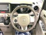 インテリアに合わせたデザインのステアリングは、運転される方のことも考え、運転しやすい形状、大きさです。是非一度、実際に触ってお確かめください。
