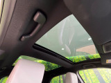【ガラスルーフ】ガラスルーフ搭載で車内の解放感が一気にアップ!開放的なドライブをお楽しみいただけます。