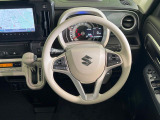 インテリアに合わせたデザインのステアリングは、運転される方のことも考え、運転しやすい形状、大きさです。是非一度、実際に触ってお確かめください。