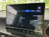 様々な情報を表示できるモニター画面です。車両情報や設定変更など、操作もスムーズに行えます。