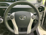 握りやすいステアリングで、快適な運転姿勢をキープ。操作性にも優れており、スムーズなハンドリングを実現します。運転が楽しくなります。
