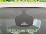 【インテリジェントエマージェンシーブレーキ】フロントカメラで前方の車両や歩行者を検知。衝突しそうな時は衝突被害軽減ブレーキが作動、衝突回避をサポート。より安全にドライブをお楽しみいただけます。