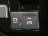 【ブレーキホールド】・・・「HOLD」スイッチを押し、システムONの状態にしておくことで、渋滞や信号待ちなどでブレーキを踏んで停車した時にブレーキを保持。 アクセルを踏むと解除されます。
