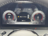 見やすいデザインのメーターは、運転に必要な情報を分かりやすく表示します。