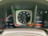 視認性の高いメーター類で、運転状況を的確に把握できます。必要な情報を一目で確認できる、シンプルで機能的なデザインです。