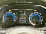 見やすいメーターで、運転に必要な情報をスムーズに確認できます。洗練されたデザインも特徴です。