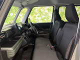運転席からの視界は広く、運転操作もスムーズに行えます。快適なドライブをサポートする空間です。