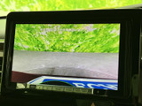 後方の状況を安全確認できるバックモニター。狭い場所での駐車や車庫入れも安心です。