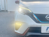 【LEDヘッドライト】悪天候や夜間走行時も良好な視界を確保し安心して運転できる高輝度LEDヘッドライトを装備!点灯速度が早く、消費電力も抑えられています。