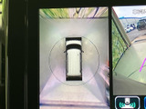 後方状況を鮮明に映し出すバックモニター。駐車時の安全性を高め、ドライバーをサポートします。狭い場所でも安心です。