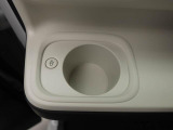 ホットドリンクをちょうどいい温度でキープしてくれる保温機能付きのホッとカップホルダー(前席)。ほっこり快適にドライブをサポート。