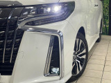 【LEDヘッドライト】悪天候や夜間走行時も良好な視界を確保し安心して運転できる高輝度LEDヘッドライトを装備!点灯速度が早く、消費電力も抑えられています。