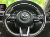 握りやすいステアリング形状で、快適なドライビングをサポートします。操作性にも優れており、スムーズなハンドリングを実現します。