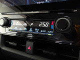 オートエアコンです。車内を設定温度に保ち、快適空間をキープします。