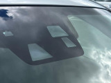 【i-ACTIVESENSE】走行中に前方の車両等を認識し、衝突しそうな時は警報とブレーキで衝突回避と被害軽減をアシスト。より安全にドライブをお楽しみいただけます。