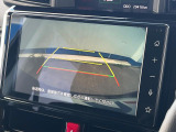 【バックカメラ】駐車時に後方がリアルタイム映像で確認できます。大型商業施設や立体駐車場での駐車時や、夜間のバック時に大活躍!運転スキルに関わらず、今や必須となった装備のひとつです!