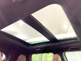 【パノラマルーフ】大型のガラスルーフ搭載で車内の解放感が一気にアップ!開放的なドライブをお楽しみいただけます。