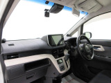 ダイハツのお店では、ダイハツ車を知り尽くしたプロフェッショナルが、専用の診断機器を使って各システムを点検しております。
