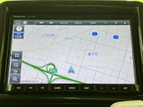 目的地までスムーズに導いてくれるナビゲーションシステム。詳細な地図表示で、初めての道も安心です。運転に集中できる環境が整っています。