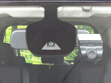 【エマージェンシーブレーキ】走行中に前方の車両等を認識し、衝突しそうな時は警報とブレーキで衝突回避と被害軽減をアシスト。より安全にドライブをお楽しみいただけます。