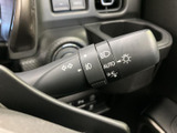 操作しやすいウインカーレバーで、安全な車線変更をサポートします。直感的な操作感で、運転に集中できます。