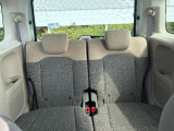 当社の中古車は、フロアマット付きで販売しておりません。中古車という特性上匂いや見栄えなどの状態が左右される為です。純正、社外の新品マットをご検討いただけます。予め得ご了承下さい。