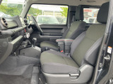 落ち着いた色合いのシートは、長時間のドライブでも疲れにくい。運転に必要なスイッチ類も操作しやすい位置に配置され、快適な運転空間です。