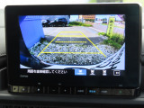 リアワイドカメラシステム!従来の視野に加えて、後方側方を約180&deg;まで見えるワイドビューと、後方を真上から見たような視野で駐車時などに便利なトップダウンビューの3つの視野があります!