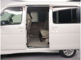 スライドドアは開口部も広く風の強い日なども隣の車両を気にする事なく開閉できます。 お子様の急なドア開けなどもなく安心です