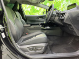 広々とした室内空間。ドライバー席からの視界も広く、運転に集中できます。上質なシート素材が、快適なドライブをサポートします。