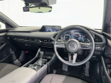 運転席まわりです。 各操作スイッチは使いやすい位置に配置されてます。